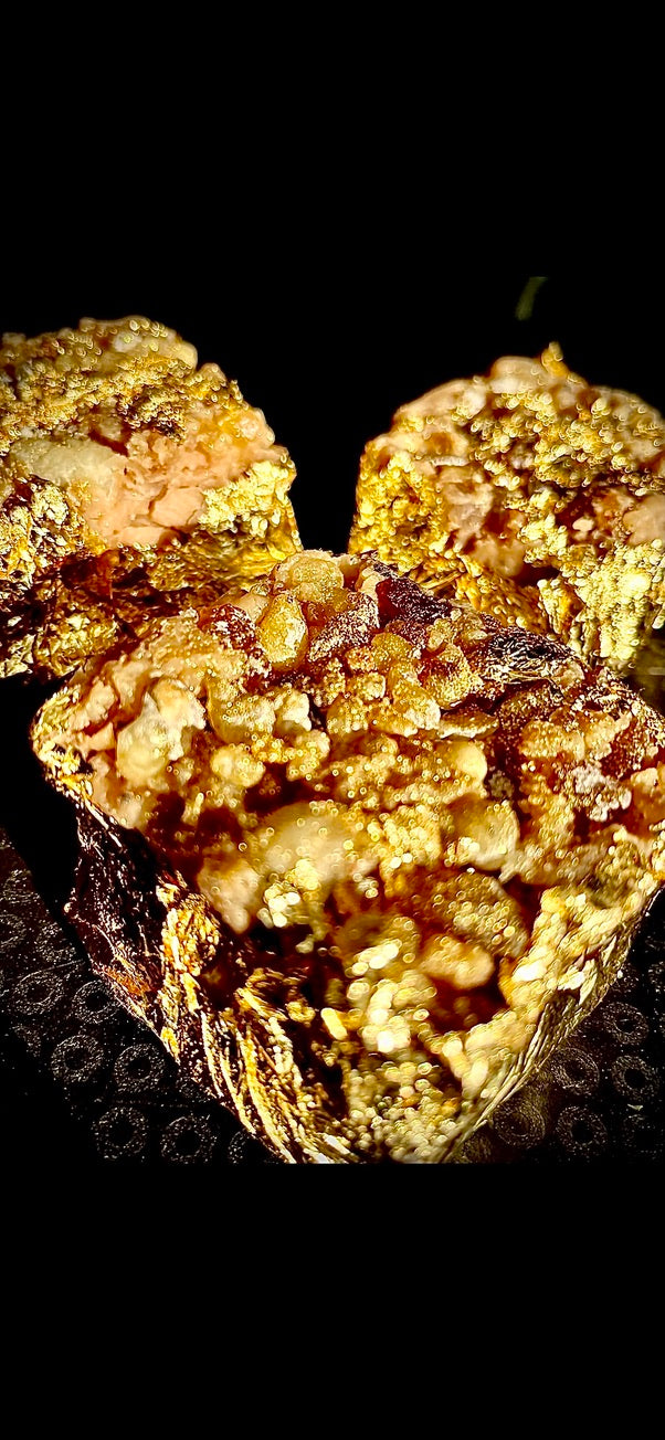 Ein Meisterwerk aus 24 Karat Gold, Diamanten, Rubin und schwarzem Opal